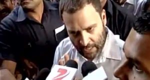 राहुल गांधी 4000 रुपये बदलने बैंक पहुंचे , बोले गरीब के साथ खड़ा हूं