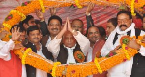 चुगलखोरी और कानाफूसी से बाज आयें कार्यकर्ता, चुनाव के लिये एकजुट हों: मुलायम सिंह यादव