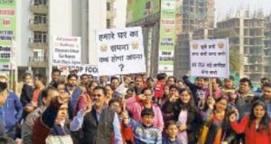 ग्रेटर नोएडा में वेदांतम बिल्डर के खिलाफ सैकड़ों बायर्स ने नेफोमा के नेतृत्व में प्रदर्शन किया