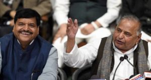 मुलायम सिंह ने अखिलेश यादव और  रामगोपाल  को छह साल के लिए पार्टी से निष्‍कासित किया