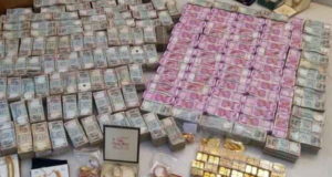 कर्नाटक:हवाला कारोबारी के यहां  32 किलो सोना-चांदी, 5.7 करोड़ के नए नोट बरामद, बाथरूम में बना रखी थी तिजोरी
