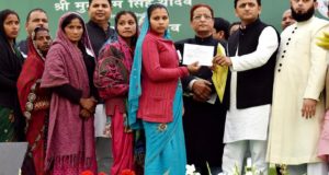 मुख्यमंत्री ने समाजवादी पेंशन योजना के  नवीन स्वीकृत लाभार्थियों को परिचय पत्र वितरित किए
