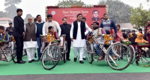 मुख्यमंत्री ने विश्व विकलांग दिवस पर विकलांगजन को ट्राइसाइकिल, वैशाखी,  व्हील चेयर तथा श्रवण यंत्र प्रदान किये