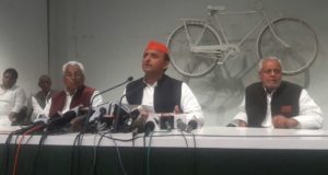 अखिलेश बोले ,  हम लैपटॉप और मोबाईल देना चाहते हैं और प्रधानमंत्री शमशान और कब्रिस्तान