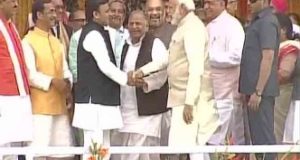 शपथ ग्रहण  में दिलचस्प नजारा : मोदी से अखिलेश और मुलायम सिंह यादव ने  मंच पर मुलाकात की