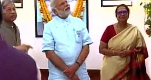 मोदी पूर्व पीएम लाल बहादुर शास्त्री के पैतृक घर गए , सुने भजन