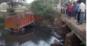 यूपी: एटा में तिलक से लौट रहे परिवार की ट्रॉली नहर में पलटी, 14 मरे