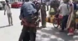 इटावा में अस्पताल ने नहीं दी एंबुलेंस, 15 साल के बेटे का शव कंधे पर ले जाने को मजबूर हुआ पिता