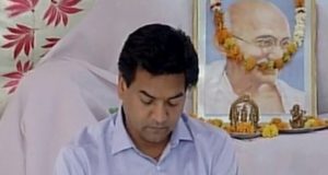 धरने पर बैठे कपिल मिश्रा पर हमला, खुद को बताया AAP का कार्यकर्ता