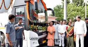 मुख्यमंत्री ने परिवहन निगम की वातानुकूलित  बसों को झण्डी दिखाकर रवाना किया
