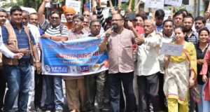 श्रम दिवस पर पत्रकारों ने निकाला मार्च, उठाई हक की आवाज