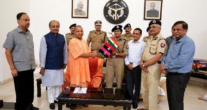 मुख्यमंत्री से पर्वतारोही एवं आई0पी0एस0 अधिकारी सुश्री अपर्णा कुमार ने भेंट की