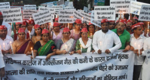 समाजवादी पार्टी की महिलाओं तथा छात्राओं ने कैंडिल मार्च निकाला
