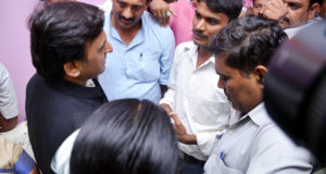 अखिलेश यादव ने गोरखपुर हादसे के पीडित परिवारों को दो-दो लाख रुपये देने की घोषणा की
