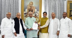 सपा ने राज्यपाल को ज्ञापन दे कर जिला पंचायत अध्यक्षों तथा ब्लाक प्रमुखों  का चुनाव निष्पक्षता से  होने देने की मांग की