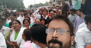 कांग्रेसजनों ने मुख्यमंत्री एवं स्वास्थ्यमंत्री से इस्तीफा की मांग को लेकर रामधुन का पाठ किया