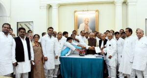सपा प्रतिनिधिमंडल कानून व्यवस्था, शिक्षामित्रों के मुद्दे को लेकर राज्यपाल से मिला