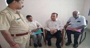 कमिश्नर ने मेरठ विकास प्राधिकरण में हुए वायर घोटाले में तीन इंजीनियर को  अपने दफ्तर में बुलाकर गिरफ्तार  कराया