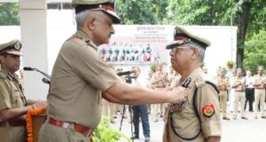 पुलिस महानिदेशक सुलखान सिंह  ने अधिकारियों ,कर्मचारियों को उत्कृष्ट सेवा सम्मान चिन्ह  सेअलंकृत किया