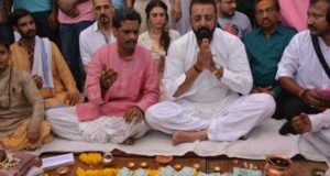 बनारस में संजय दत्त ने किया पिंडदान, उमड़ी भीड़