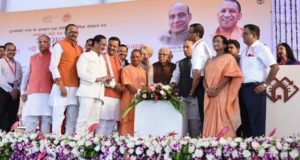 राजनाथ और  सीएम योगी ने   झंडी  दिखाकर लखनऊमेट्रो को  रवाना किया