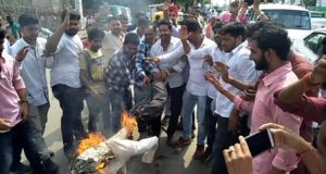 बनारस घटना के विरोध में कांग्रेसियों ने मोदी, योगी का फूंका पुतला