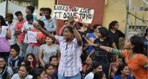 बीएचयू घटना के विरोध में दिल्ली में प्रदर्शन