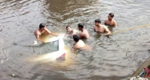 दिल्ली के गाजीपुर में कूड़े के पहाड़ का हिस्सा गिरा, 3 की मौत