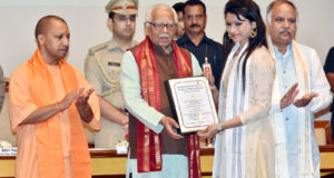 डिग्री पाने वाले विद्यार्थी अपना नया जीवन प्रारम्भ करने से पहले मेहनत  करते हुए ईमानदारी से अपने दायित्वों के निर्वाह का संकल्प लें —-राज्यपाल
