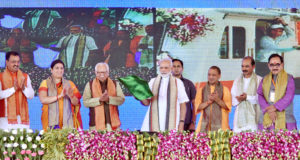प्रधानमंत्री ने वाराणसी को 1000 करोड़ रु0 की सौगात देते हुए  17 परियोजनाओं का लोकार्पण एवं 6 परियोजनाओं का शिलान्यास किया