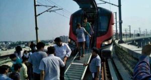 पहले दिन ही लखनऊ मेट्रो में आई खराबी, अखिलेश ने ट्वीट कर कसा तंज
