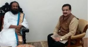 मंदिर मुद्दे को सुलझाने की कोशिशें तेज, आध्यात्मिक गुरु श्री श्री रविशंकर से मिले शिया नेता वसीम रिजवी