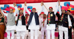 अखिलेश यादव ने कहा कि गुजरात में मूंगफली और कपास के किसान परेशान