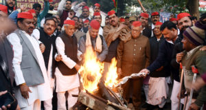 समाजवादी शीतलहर से बचाव के लिए गरीबों में कम्बल और  अलाव की व्यवस्था करें—अखिलेश यादव