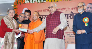 मुख्यमंत्री ने हिन्दी साहित्य की विभूतियों को सम्मानित किया