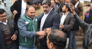कानपुर में पुराने नोटों के सौदागरों को कोर्ट में वकीलों ने पीटा, चेहरे पर पोती  स्याही