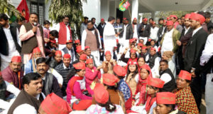 समाजवादी पार्टी ने प्रदेश में किसानों की समस्याओं को लेकर तहसीलो पर धरना  दिया