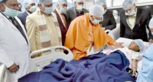 सीएम योगी घायल छात्र से मिले , प्रिंसिपल गिरफ्तार, दो निदेशक हिरासत में
