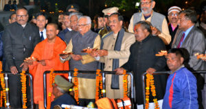 राज्यपाल तथा मुख्यमंत्री ने राष्ट्रपिता  की पुण्यतिथि पर श्रद्धासुमन अर्पित कर  दीपदान  किया