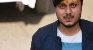 चंदन के परिजनों को 20 लाख का चेक देने पहुंचे डीएम व विधायक, जमकर नारेबाजी