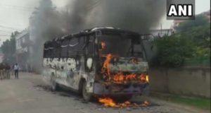 इलाहाबाद में दलित छात्र  की हत्या के बाद फूटा जनता का गुस्सा, बस में लगाई आग