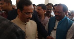 औचक नकल पकड़ने पहुंचे डिप्टी सीएम डॉ दिनेश शर्मा का लाव लश्कर और पुष्प गुच्छ से  हुआ स्वागत