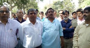 निजीकरण के विरोध में लखनऊ सहित प्रदेश भर में विद्युत कर्मचारी संयुक्त संघर्ष समिति का  विरोध प्रदर्शन जारी