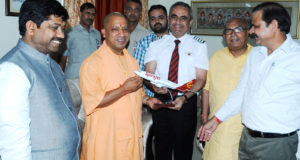 मुख्यमंत्री ने गोरखपुरवासियों के लिए स्पाइस जेट के  विमान को हरी झण्डी दिखाकर नयी उड़ान का तोहफा दिया