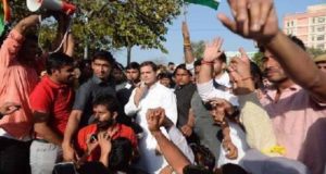 SSC परीक्षा घोटाला : हजारों छात्रों से मिले राहुल गांधी, दिया सहयोग का भरोसा
