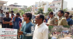 गोमतीनगर में एक पूर्व विधायक के गुर्गे पार्क पर कब्जा करने पहुंचे  , हंगामा
