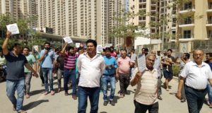 ग्रेटर नोएडा/ नोएडा में  बिल्डर के खिलाफ खरीदारों का प्रदर्शन, नारेबाजी