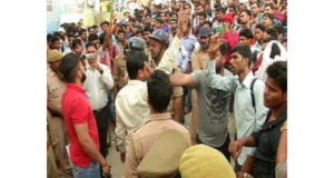 प्रदर्शन कर रहे पुलिस आरक्षी भर्ती अभ्यर्थियों पर लाठीचार्ज