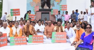 लखनऊ में भाजपा नेताओं ने रखा उपवास