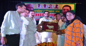 केन्द्र व राज्य सरकार से नाराज किसानों ने कहा बदल देगें सरकार